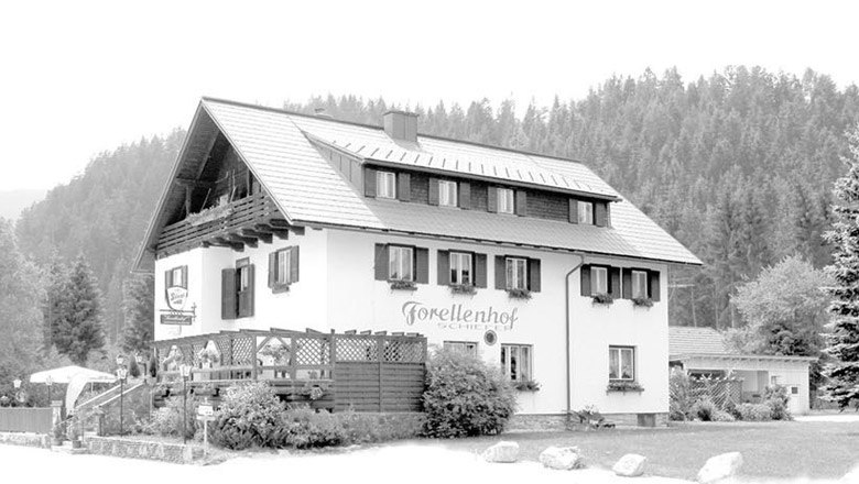 Forellenhof Gasthaus Schiefer, © Schiefer Michael Ein traditionelles Gasthaus mit der Aufschrift 'Forellenhof Schiefer' vor einem Waldhintergrund.