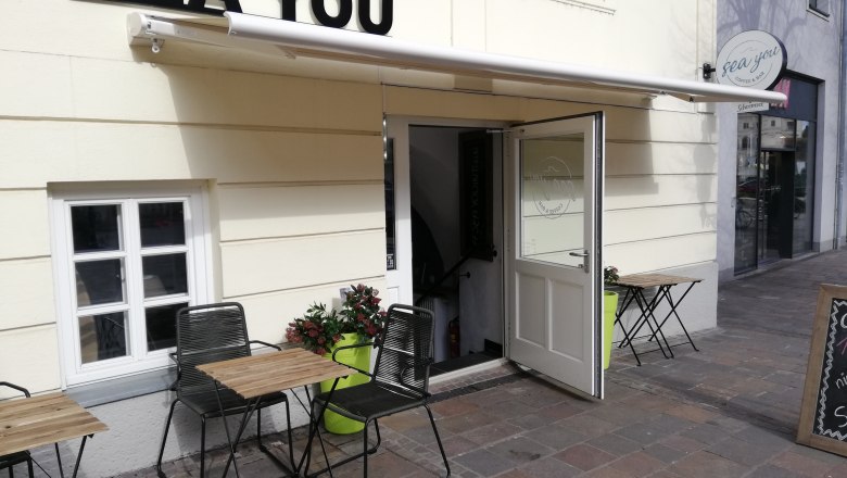 TD Sea You aussen, © Markus Gruebler Gastgarten mit Tisch und Stühlen