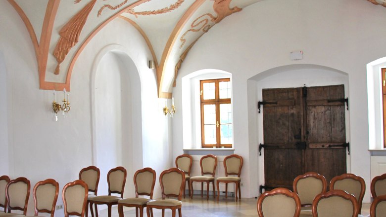 Belvedereschlössl/Bezirksmuseum Stockerau, © Stadtgemeinde Stockerau Innenansicht eines historischen Raumes mit Stuckdecke und eleganten Stühlen im Belvedereschlössl Stockerau.