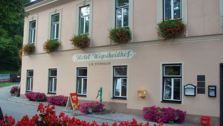 Hotel Wegscheidhof, © Hotel Wegscheidhof Fassade des Hotels Wegscheidhof mit Blumenkästen und Schildern.