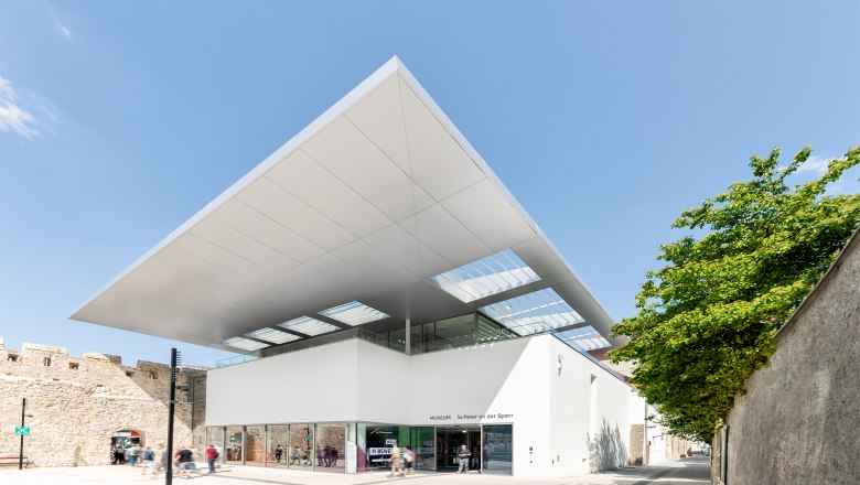 Museum St. Peter an der Sperr, © Wiener Alpen/Christoph Schubert Modernes Gebäude des Museums St. Peter an der Sperr mit großem Vordach und Glasfassade.