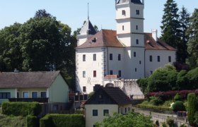 Schloss Rothenhof in Emmersdorf, © Arbeitskreis Wachau/R. Würflinger Schloss Rothenhof in Emmersdorf umgeben von Bäumen und Gebäuden.