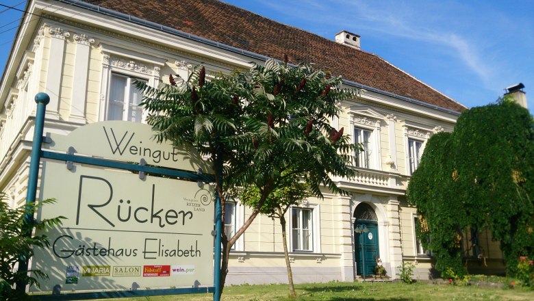 Gästehaus Elisabeth, © Rücker Historisches Gebäude mit Schild 'Weingut Rücker Gästehaus Elisabeth'.