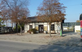 Eisenbahnmuseum Deutsch-Wagram, © Eisenbahnmuseum Deutsch-Wagram Altes Gebäude des Eisenbahnmuseums Deutsch-Wagram mit Bäumen im Vordergrund.