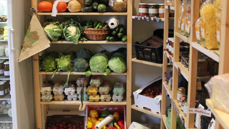 Landhof Laden Kittsee, Produktregal, © Landhof Laden Kittsee Landhof Laden Kittsee, Produktregal mit Gemüse, Eiern, Säften etc.