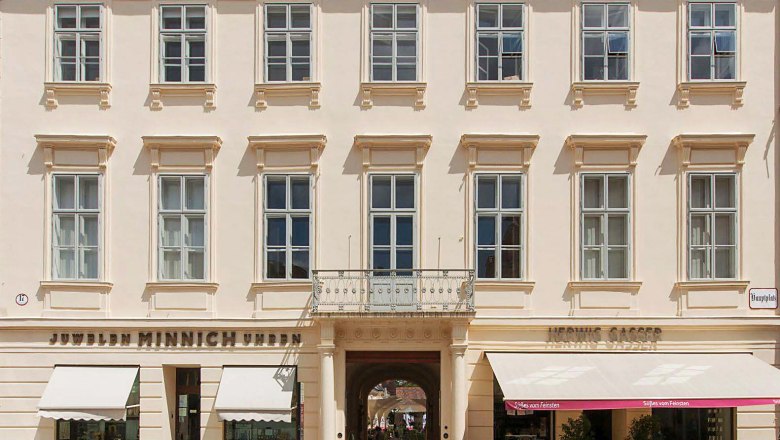 Kaiserhaus Baden, © Kaiserhaus Baden/Fürnkranz Historisches Gebäude mit Geschäften und Café in Baden.