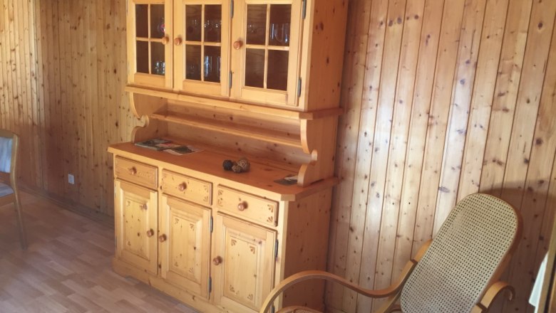 Echtholzeinrichtung und Lehnstuhl in der Stube des 100 Jahre alten Gepäckwagens, © M. Schorn Echtholzeinrichtung und Lehnstuhl in der Stube des 100 Jahre alten Gepäckwagens, © M. Schorn