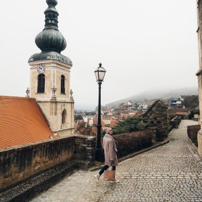 Spazieren durch Krems im Winter, © Niederösterreich Werbung/Ian Ehm Frau spaziert durch Krems im Winter, im Hintergrund ist ein Kirchenturm