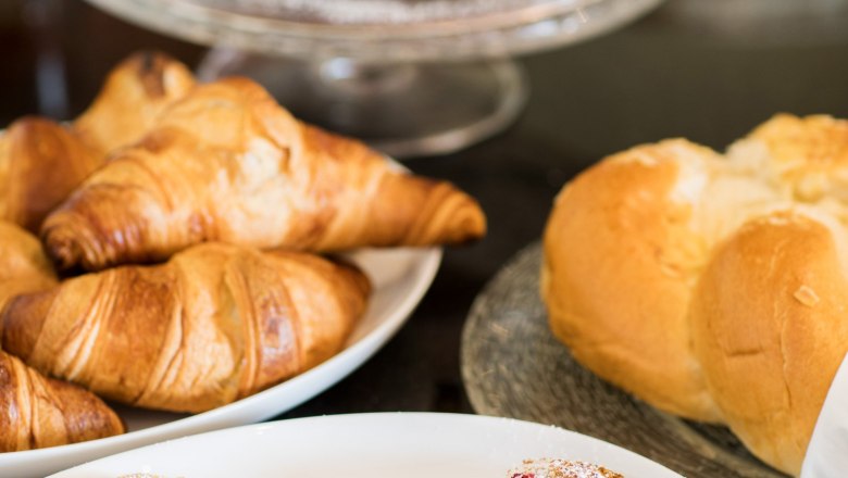 TDR-Frühstück, © Hotel Nibelungenhof an der Donau Ein reichhaltig gedeckter Frühstückstisch mit Gebäck und Plunder