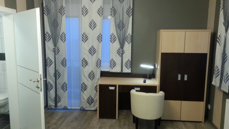 Geräumiges Zweibettzimmer, © Konrad Brandl Ein modernes Hotelzimmer mit Schreibtisch, Stuhl und Kleiderschrank.