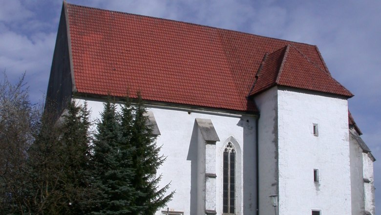 Andreaskirche Kirchberg an der Pielach, © Gerhard Hackner Andreaskirche in Kirchberg an der Pielach mit rotem Ziegeldach und weißer Fassade, umgeben von Bäumen und einem Weg im Vordergrund.