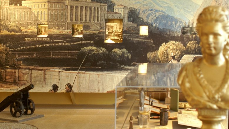 Kaiser-Franz-Josef-Museum, © Kaiser Franz Museum Innenansicht eines Museums mit Büste, Kanone und Wandgemälde.
