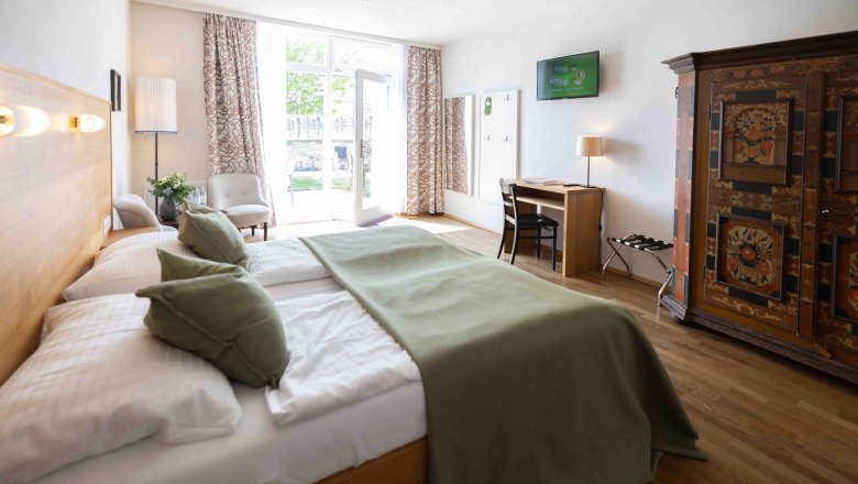 Doppelzimmer mit Terrasse, © Werner Wachsmann Verlag Doppelbettzimmer mit Ausblick auf Terrasse