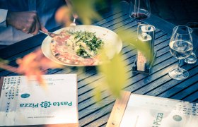 Pizza mit frischem Ruccola, © Pasta e Pizza Pizza mit frischem Ruccola, © Pasta e Pizza