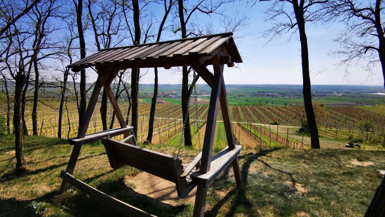 Seelenschaukel am Hutberg, © Weinstraße Weinviertel Holzschaukel mit Blick auf Weinberge und Landschaft am Hutberg.