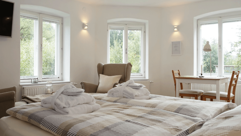 Ausblick vom Bett der Grünen Wiese Gäste-Minibungalow, © Edermühle Ausblick vom Bett der Grünen Wiese Gäste-Minibungalow, © Edermühle