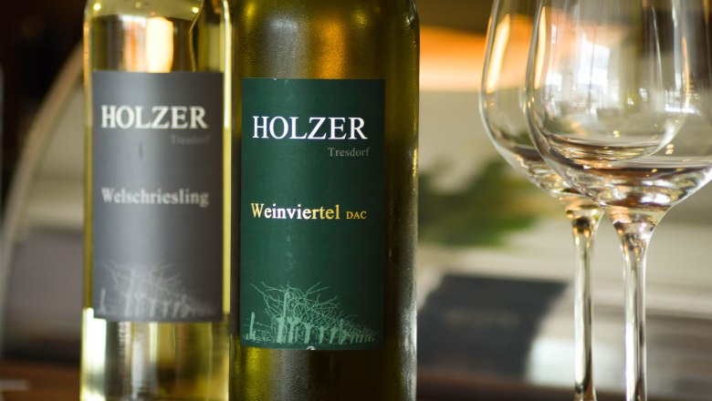 TD-Weinflaschen, © Römerhof Weinflaschen mit Weingläsern