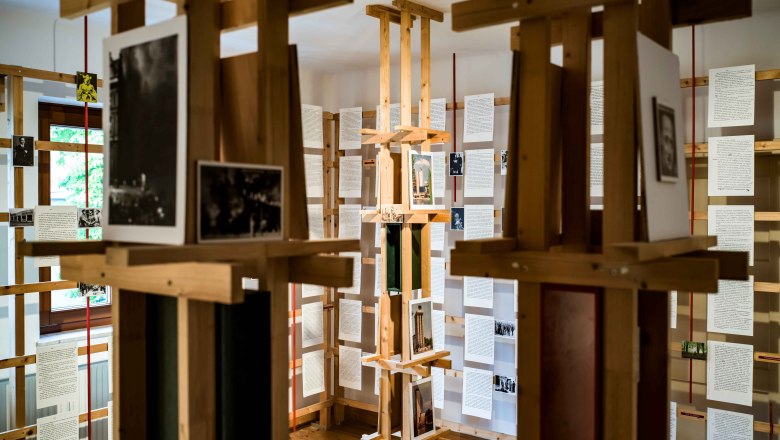 Friedensmuseum Erlauf Innenansicht, © Robert Herbst Innenansicht des Friedensmuseums Erlauf mit Holzinstallation und ausgestellten Dokumenten.