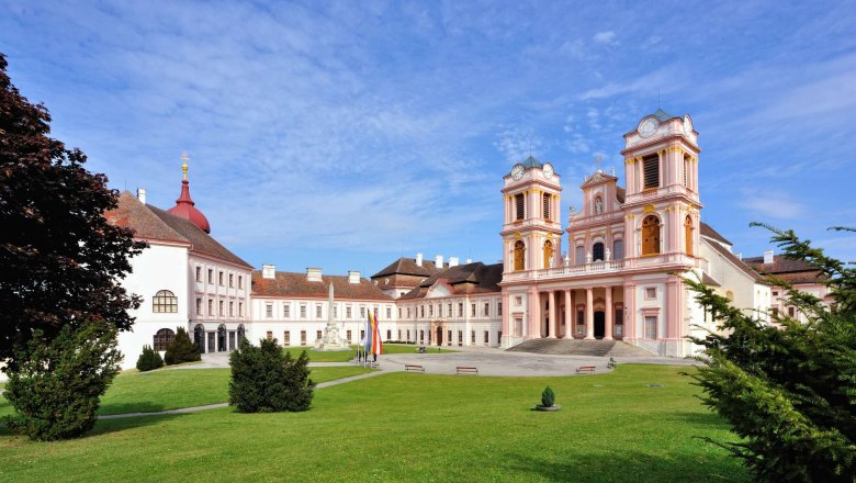 Stift Göttweig, © Markus Digruber Stift Göttweig mit barocker Architektur und grünem Vorplatz unter blauem Himmel.