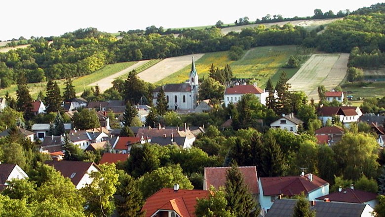 Unterolberndorf, © Christian Perschl Landschaft mit Dorf und Kirche in Unterolberndorf.