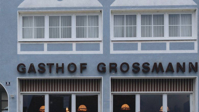 Ein Gasthof für Ausflüger und Stammgäste, © Niederösterreich Werbung/David Schreiber Fassade des Gasthofs Grossmann mit Fenstern und Blumenkästen.