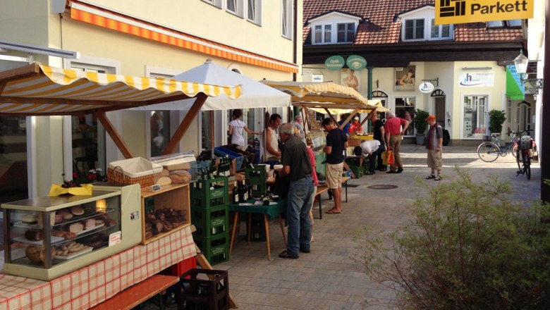 Bauernmarkt-Holzschuhpassage, © Ludwig Holzschuh Bauernmarkt in einer Passage mit Ständen und Besuchern.