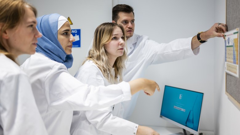 TDR-EscapeRoomHdD, © Land Niederösterreich Klaus Ranger 3 Personen in weißen Mänteln erforschen im Haus der Digitalisierung