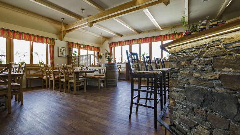 Innenansicht Heurigenlokal Kendl, © Monika Loeff Heurigenlokal von innen mit Bänken und Stühlen