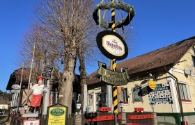 Lindenhof Pernitz, © Wiener Alpen/Katharina Lechner Gasthaus Lindenhof in Pernitz mit Maibaum und Schildern.