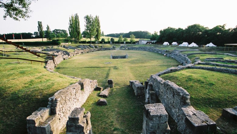 Amphitheater Militärstadt, © AKP Ruinen eines antiken Amphitheaters mit umliegender grüner Landschaft.