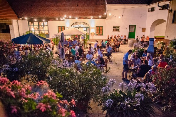 Abendstimmung beim Heurigen, © Winzerhof Keiblinger Abendstimmung beim Heurigen, © Winzerhof Keiblinger
