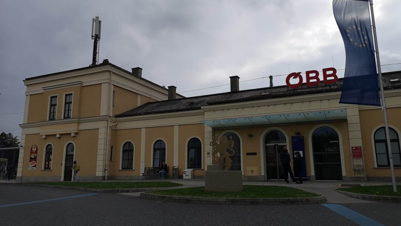 Bahnhof in Melk, © Donau NÖ Tourismus Bahnhof in Melk mit ÖBB-Logo und EU-Flagge.
