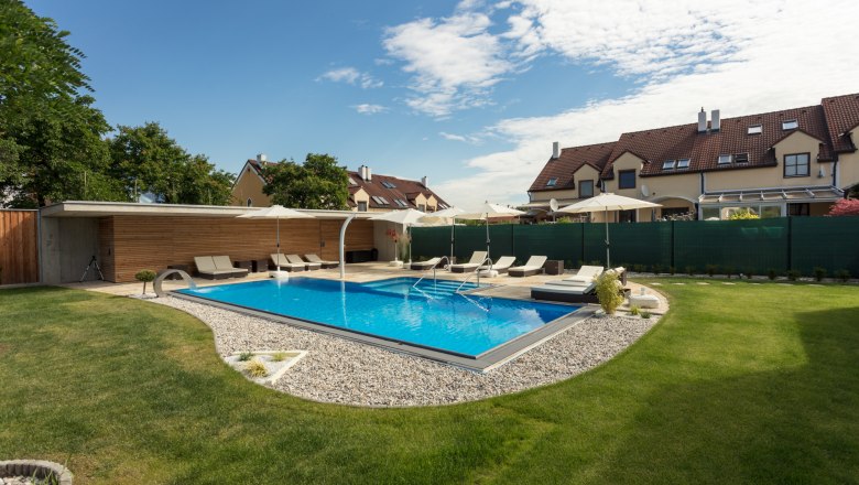 Aussenanlage mit Swimmingpool, © KASTNER NEW MEDIA - kastner.tv Swimmingpool mit grünen Rasen umrandet