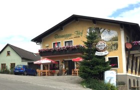 Braunegger-Hof, © Braunegger-Hof Gasthof Braunegger-Hof mit Balkonblumen und Sonnenschirmen.