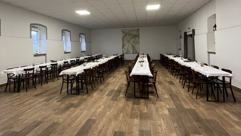 Stixer Hof, Stixneusiedl, Großer Saal, © Stixer Hof Stixer Hof, Stixneusiedl, Großer Saal mit Tischen und Sesseln