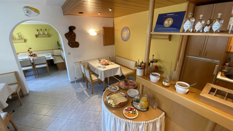 Frühstücksraum, © Privatzimmer Leeb Frühstücksraum mit gedeckten Tischen und Frühstücksbuffet.