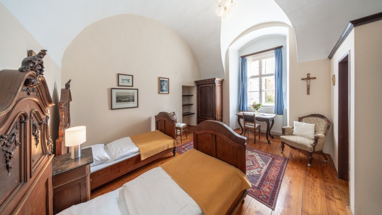 StiftAltenburg_Doppelzimmer, © Martin Mathes Modernes Badezimmer mit Dusche, WC und Waschbecken.