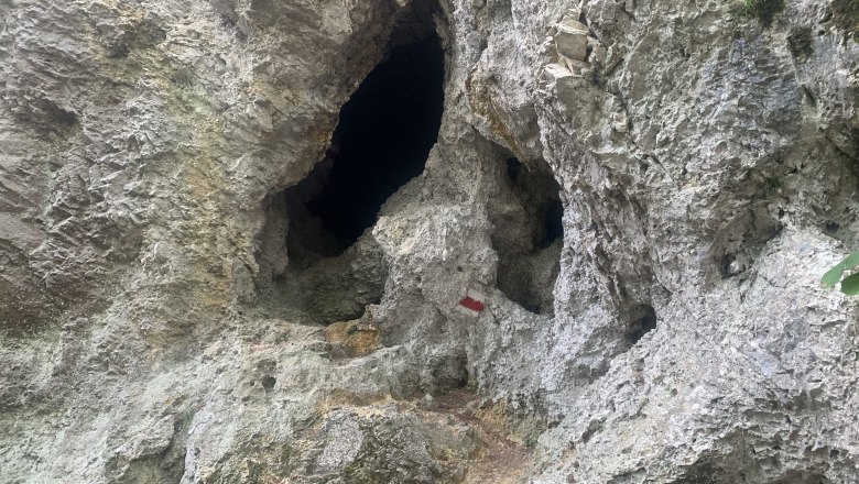 Blickplatz Luckerte Wand, © TVB Semmering-Rax-Schneeberg Felswand mit Löchern