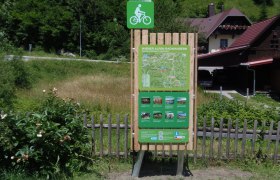 Radstartplatz-Tafel Trattenbach, © ©Wiener Alpen Informationstafel für Radfahrer in Trattenbach mit Karte und Infos zu Radwanderwegen.
