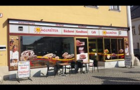 Café-Bäckerei Naglreiter, © Donau Niederösterreich Außenansicht der Café-Bäckerei Naglreiter mit Tischen und Stühlen vor dem Geschäft.