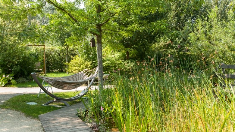 Entspannen auf der GARTEN TULLN, © Helmut Kail Hängematte im Garten mit Bäumen und Pflanzen.