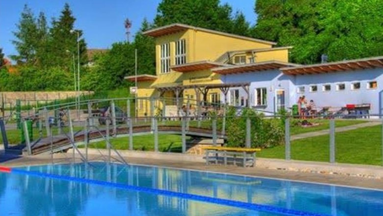 Freibad Altlengbach, © Marktgemeinde Altlengbach Freibad Altlengbach mit Schwimmbecken und Gebäude im Hintergrund.