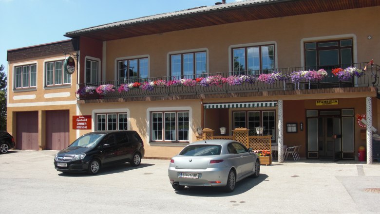 Gasthaus Spatschek, © Gasthaus Spatschek Gasthaus mit Balkon und Blumen, zwei geparkte Autos davor.