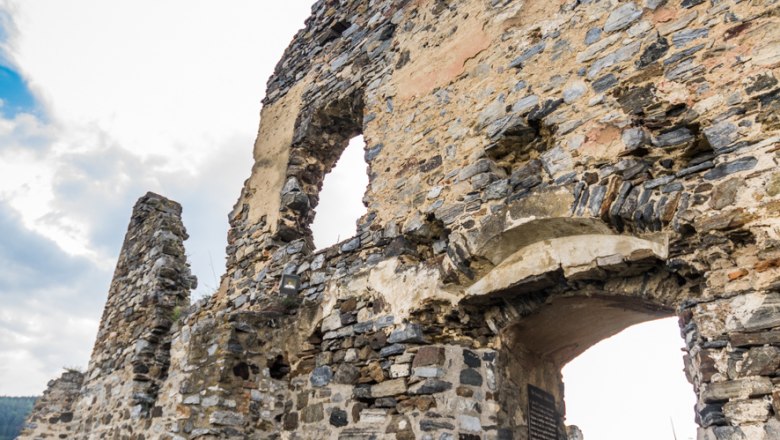 Burgruine Senftenberg 2, © Verein zur Erhaltung der Burgruine Senftenberg Ruine der Burg Senftenberg mit blauem Himmel im Hintergrund.
