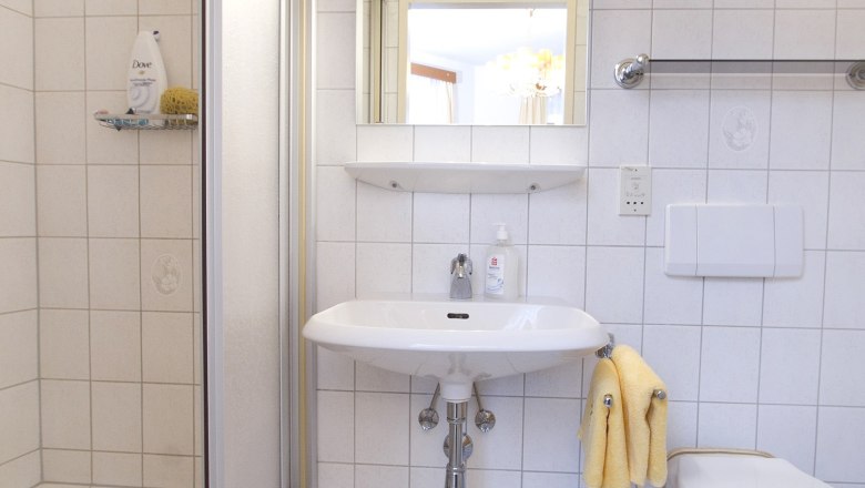 Badezimmer, © Gasthof zur Sonne Modernes Badezimmer mit Dusche, Waschbecken und Toilette.