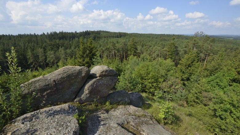 Burgleiten Flesengarten Lembach, © Matthias Schickhofer Felsen und Waldlandschaft unter blauem Himmel mit Wolken.