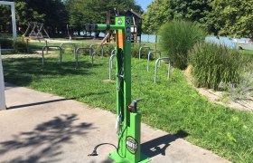 Rad Service Station Tulln, Seerosenbrücke, © Hölterer, Donau NÖ Tourismus Fahrradreparatursäule steht an der Donaulände ersichtlich ist eine Luftpumpe, Zange und Schraubenschlüssel