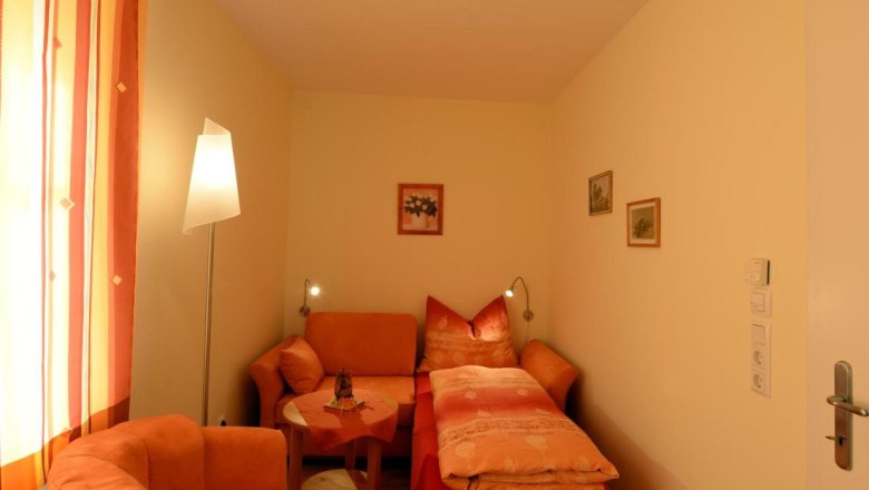 Appartement zweites Zimmer - ein Bett, © Regina Petric Appartement zweites Zimmer - ein Bett, © Regina Petric