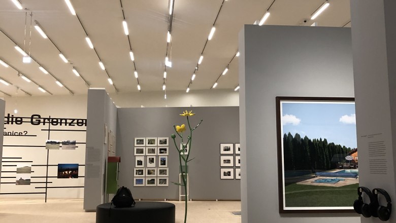 Ausstellung in der Landesgalerie, © Donau NÖ Tourismus/JS Innenansicht einer modernen Galerie mit Kunstwerken an den Wänden und einer Skulptur in der Mitte.
