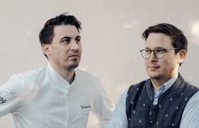 Markus und Thomas Haag, © Niederösterreich Werbung/Julius Hirtzberger Zwei Männer stehen nebeneinander, einer trägt eine Kochjacke, der andere eine Trachtenweste.